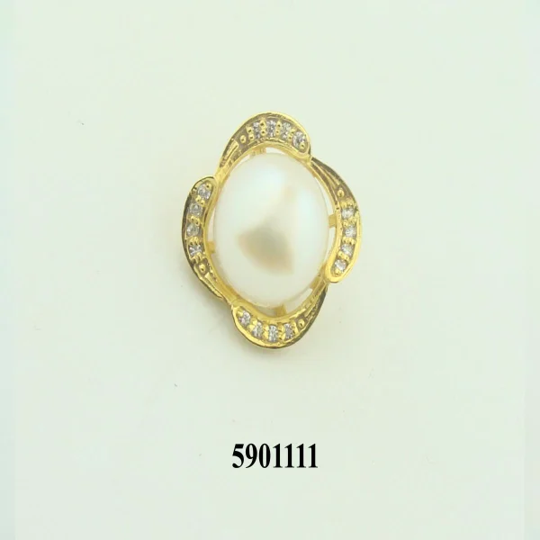 Women's Flower Pendant with Pearl