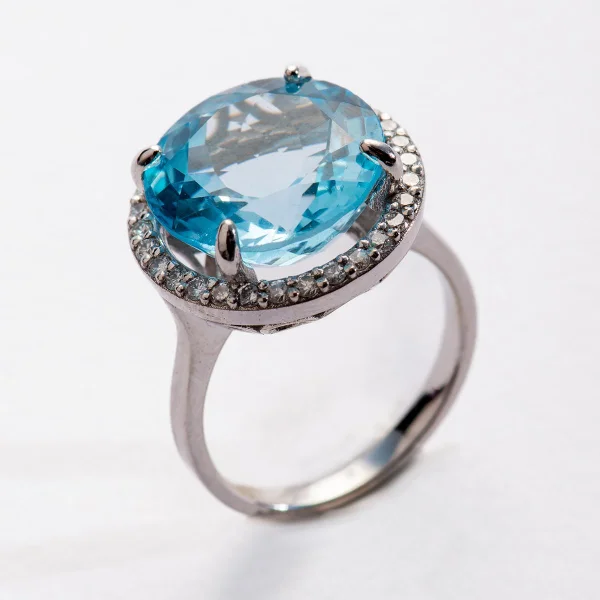 18K White Gold Ring with Blue Topaz